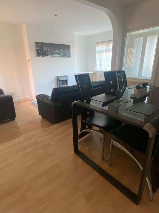 Modern Two Bed House Close To City Centre Belfast Exterior photo
