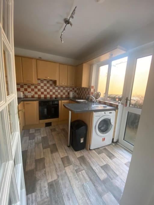 Modern Two Bed House Close To City Centre Belfast Exterior photo