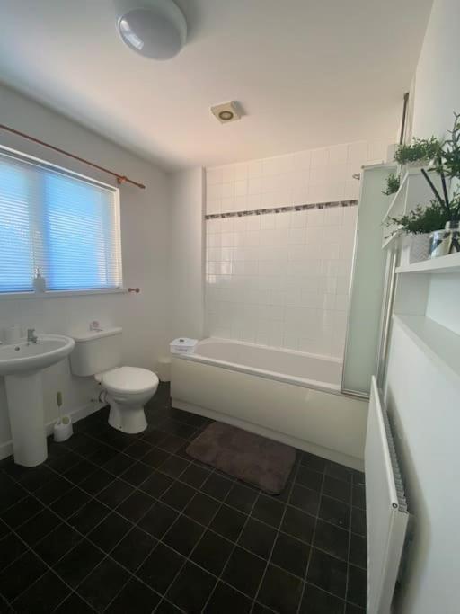 Modern Two Bed House Close To City Centre Belfast Exterior photo